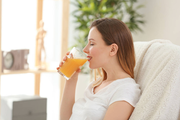 Beautiful woman drinking fresh juice - Foto, Imagem