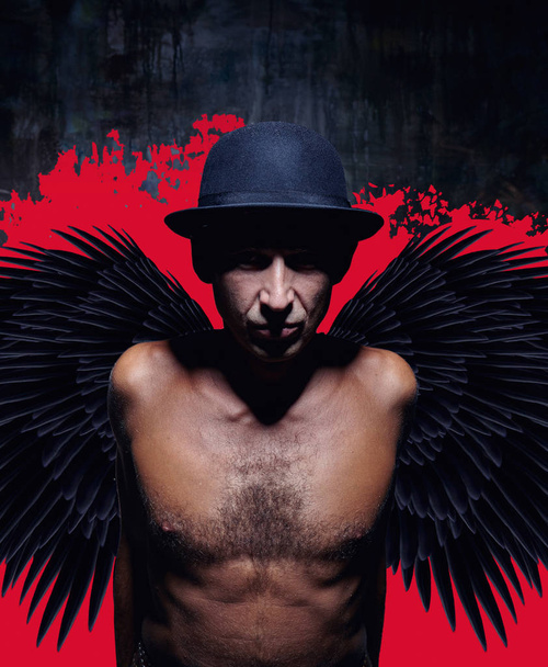 Человек с черными крыльями
 - Фото, изображение