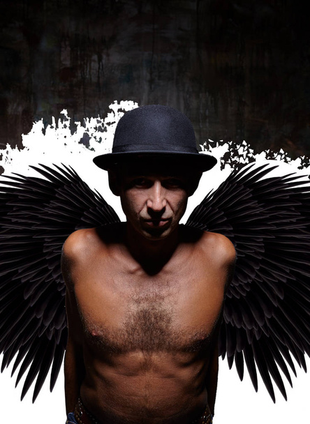 muž s černými křídly - Fotografie, Obrázek