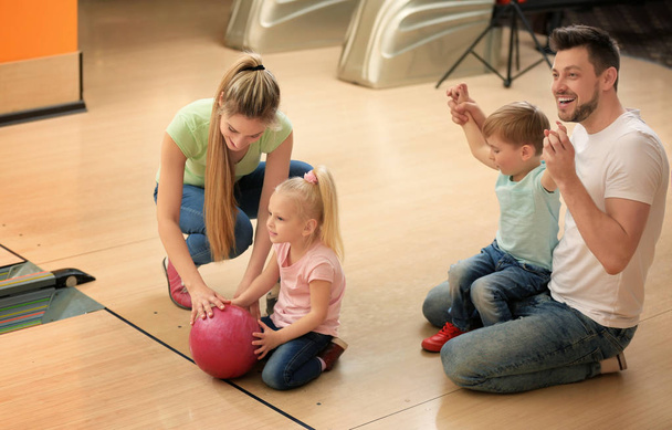 Family having fun at bowling club - Foto, imagen