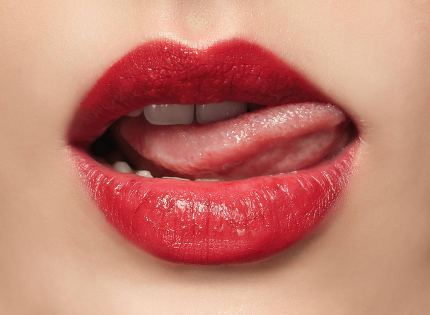 woman with red lips  - Φωτογραφία, εικόνα