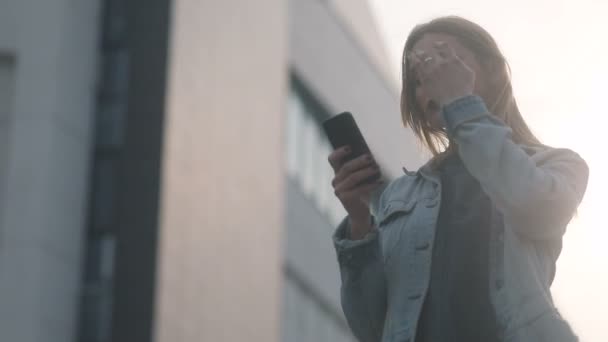 mujer usando teléfono inteligente al aire libre
 - Metraje, vídeo