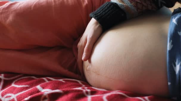 Έγκυος γυναίκα αγγίζει την κοιλιά - Πλάνα, βίντεο