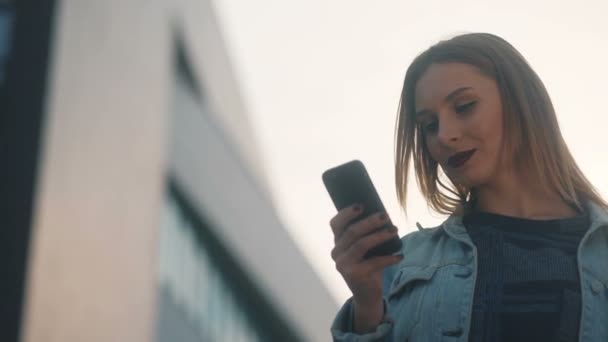 Kobieta za pomocą smartphone odkryty - Materiał filmowy, wideo
