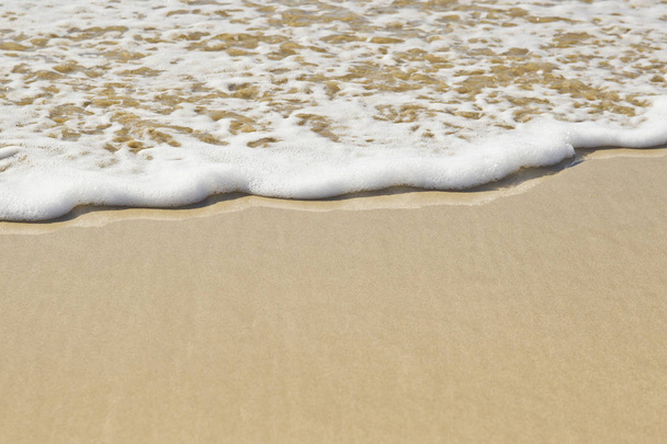 schäumende Welle an einem sandigen, sauberen Ufer - Foto, Bild