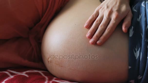 Hamile kadın karnına dokunuyor. - Video, Çekim