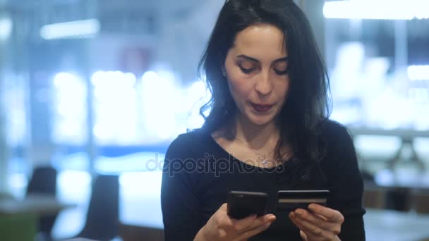 mujer haciendo compras en línea
 - Imágenes, Vídeo