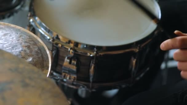 muž hraje na bicí - Záběry, video