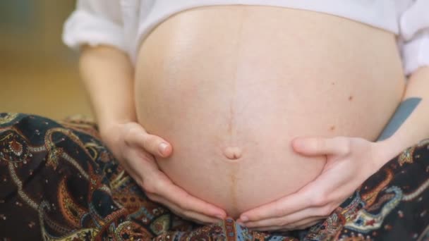 Schwangere berührt Bauch - Filmmaterial, Video