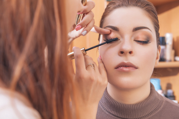 professionelle Make-up-Artist Wimperntusche auf eine junge kaukasische w - Foto, Bild
