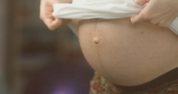 Pregnant woman showing belly - Materiał filmowy, wideo