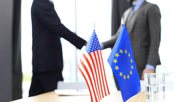 European Union and American leaders shaking hands on a deal agreement. - Foto, Imagem