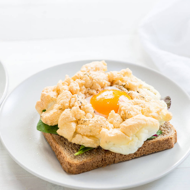Café da manhã com torrada de pão integral e ovo na nuvem
 - Foto, Imagem