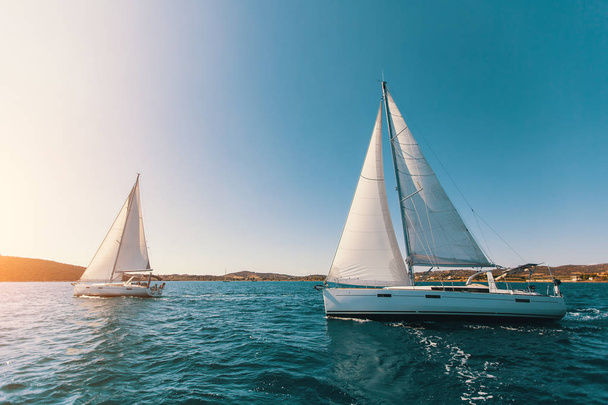 Jachty żaglowe o Morze Egejskie - Zdjęcie, obraz