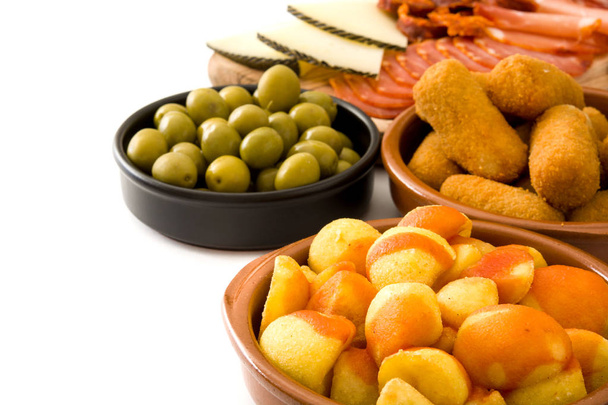 Tapas traditionnels espagnols. Croquettes, olives, jambon et patatas bravas isolés sur fond blanc
 - Photo, image