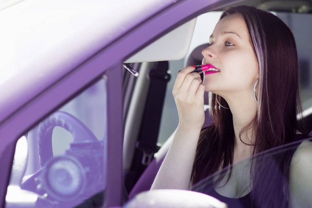 female driver takes lipstick - Foto, Imagen