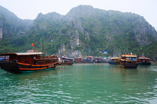 das Touristenschiff am nebligen Tag, Halong-Bucht, Vietnam. - Foto, Bild