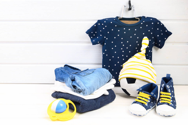 Ensemble de vêtements bébé garçon (t-shirt bleu avec étoiles blanches, jean shir
 - Photo, image