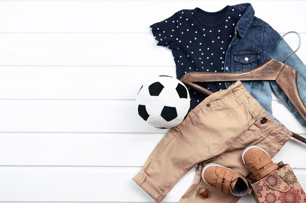 Conjunto de roupas de menino (camiseta azul com estrelas brancas, shir jeans
 - Foto, Imagem