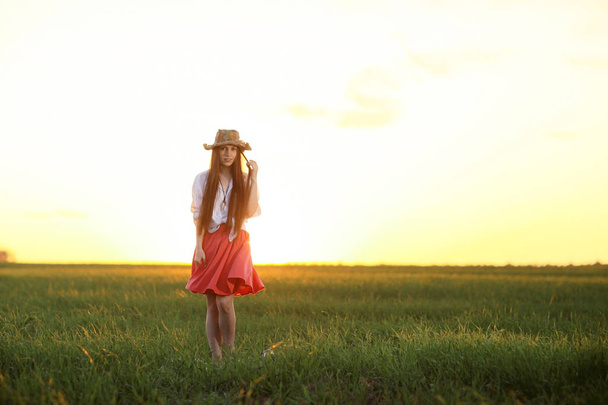 kırsal alandaki genç kadın - Fotoğraf, Görsel