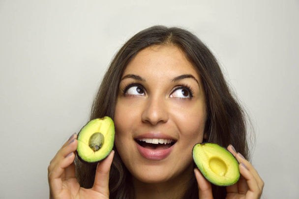 Портрет привлекательной девушки с авокадо здоровых фруктов
 - Фото, изображение