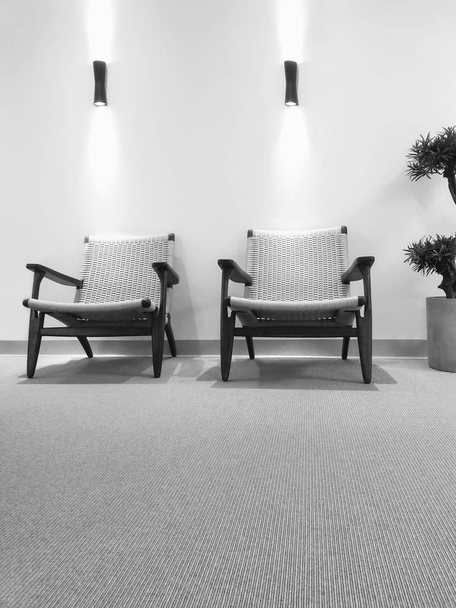 Μαύρο και λευκό εσωτερικό με ψάθινες καρέκλες - Φωτογραφία, εικόνα