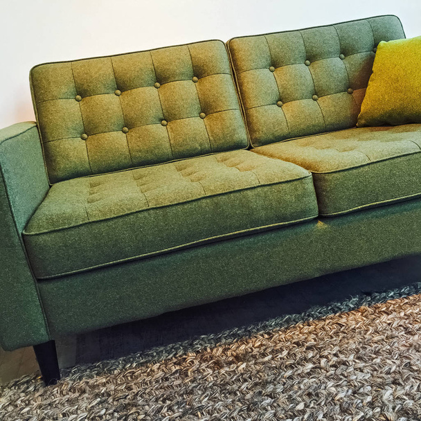 Retro stijl elegante groene sofa - Foto, afbeelding