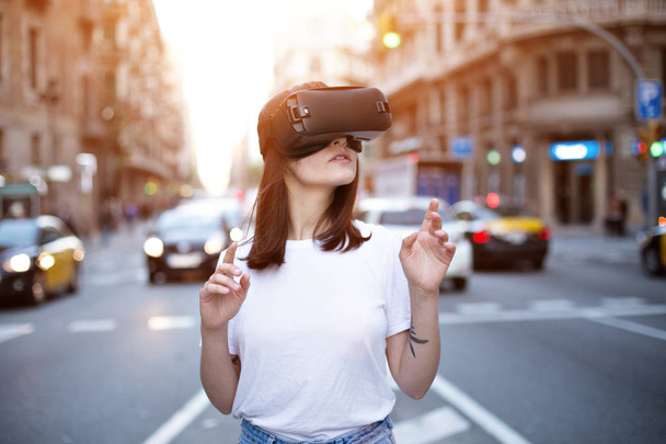 Young cute girl uses virtual reality - Zdjęcie, obraz
