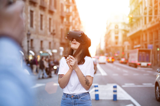 Joven linda chica utiliza la realidad virtual
 - Foto, imagen