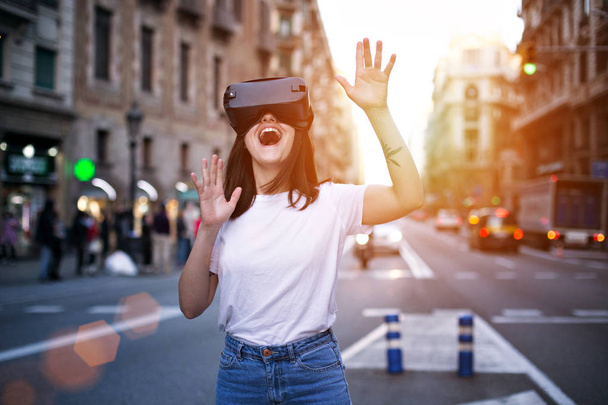 Young cute girl uses virtual reality - Foto, imagen