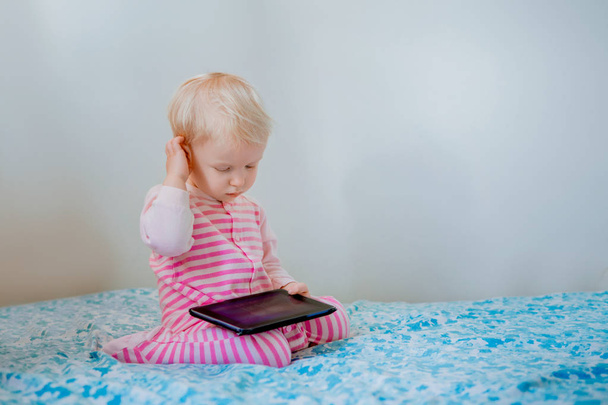 blond meisje met tablet - Foto, afbeelding