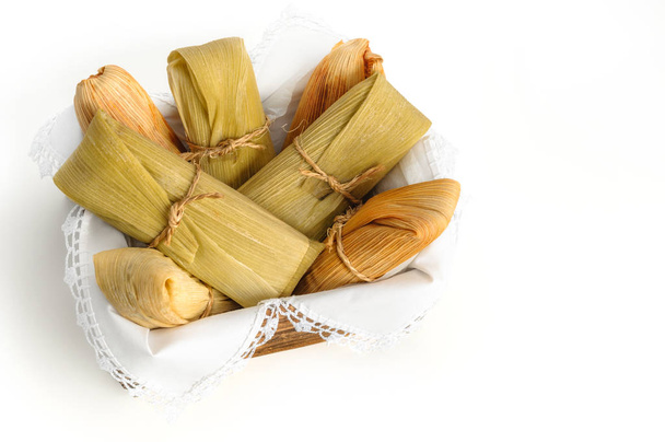 Tamales mexicanos hechos de maíz y pollo aislados en blanco
 - Foto, Imagen