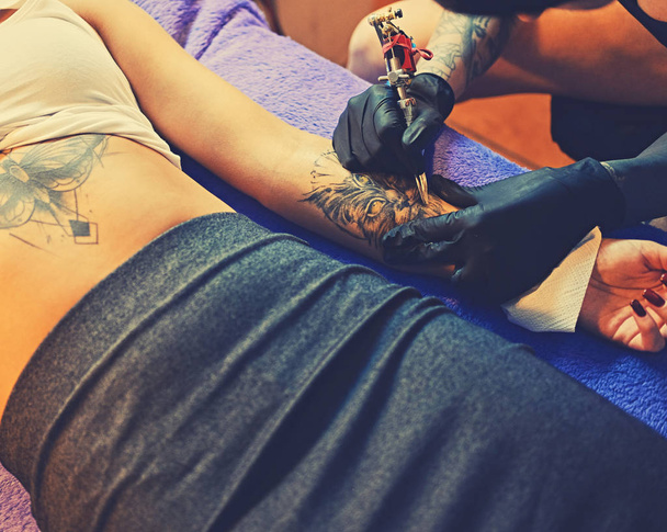 Створення татуювання на руці жінки
. - Фото, зображення
