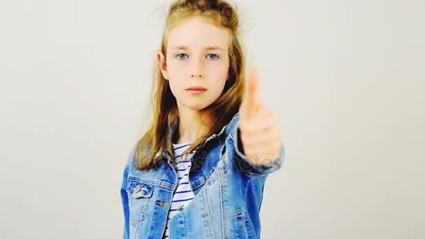 Kis lány mutatja a hüvelykujját felfelé, majd lefelé. Nem tetszik a koncepció. - Felvétel, videó