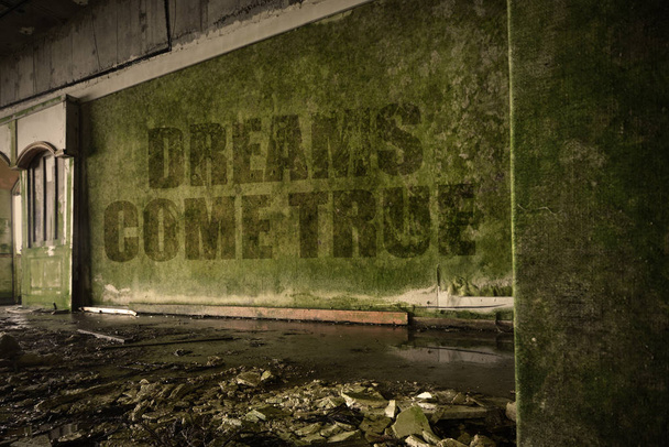 terk edilmiş bir harabe evde kirli duvardaki metin hayalleri gerçek oldu - Fotoğraf, Görsel