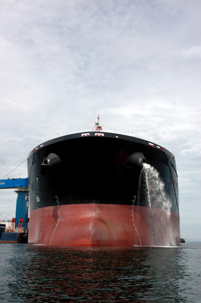 az íj, egy nagy tartályhajó hajó - Fotó, kép