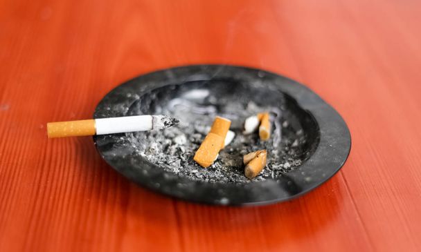 Hořící cigaretu v popelníku, mezi, sedativa s  - Fotografie, Obrázek