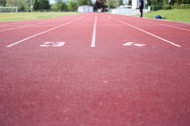 Atletismo pista de corrida, esportes, recreação, vida saudável, ensolarado
  - Foto, Imagem