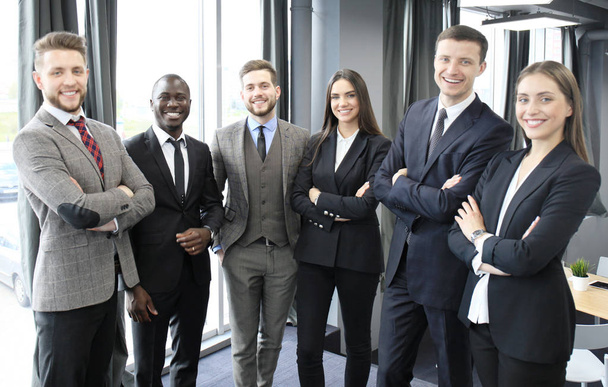 Группа бизнесменов, стоящих вместе в офисе. - Фото, изображение
