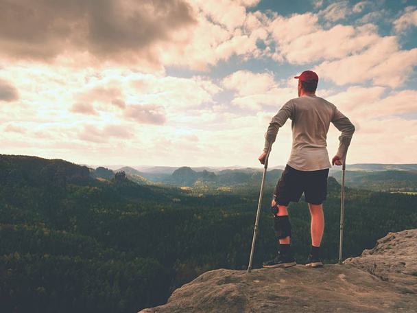 Onnellinen mies, jonka jalka on murtunut lukituslaitteessa ja lääketangossa, pysyy suomalaisena huipulla
. - Valokuva, kuva