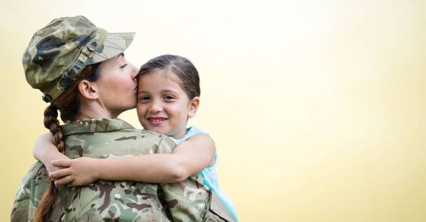 Sotilas äiti ja tytär keltaista taustaa vasten
 - Valokuva, kuva