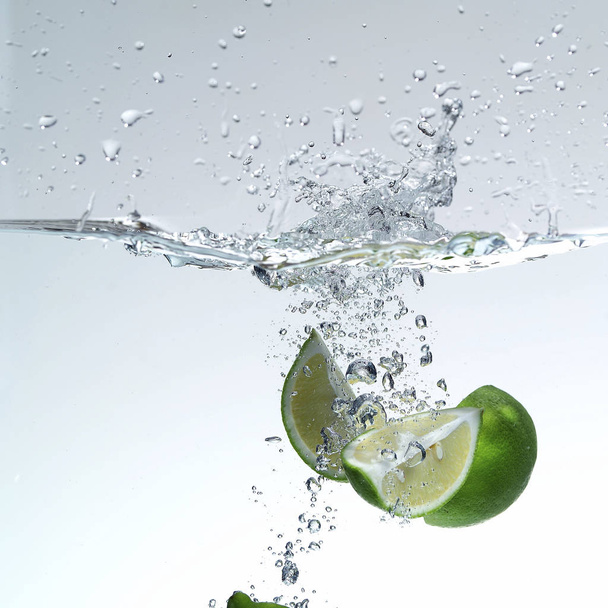 Fresh limes on water  - Foto, imagen