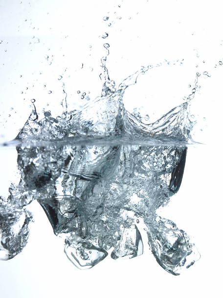 Salpicadura de agua cristalina
  - Foto, Imagen