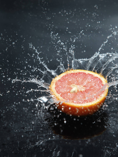 Grapefruit fällt ins Wasser - Foto, Bild