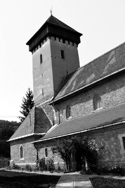  Versterkte middeleeuwse kerk in het dorp Malancrav, Transsylvanië. - Foto, afbeelding