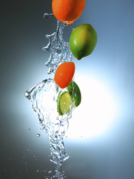 水に新鮮な柑橘類 - 写真・画像