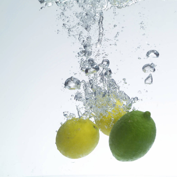 Fresh citruses in water - Zdjęcie, obraz