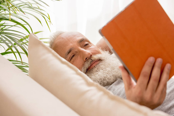 Homme âgé utilisant une tablette numérique  - Photo, image