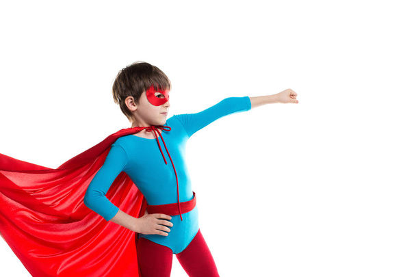 Хлопчик супергерой у червоному плащі
. - Фото, зображення