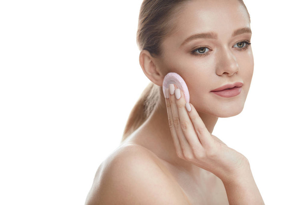 Beauty Cosmetics. Beautiful Woman Applying Powder With Puff  - Φωτογραφία, εικόνα